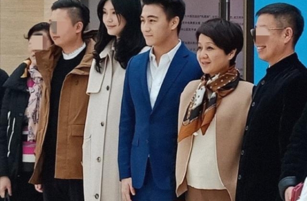 赌王四太与奚梦瑶关系遭质疑，合影不挨着没交流，曾要儿媳生3个