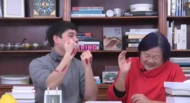 陈凯歌前妻带混血儿子卖货，曾是顶级名媛，现在和四婚老公住村里