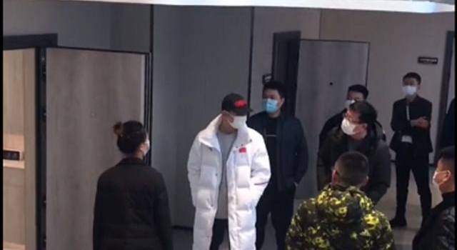 张继科低调看房随行超十人，一套复式房才五十万，太便宜引感叹