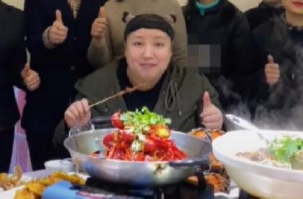 昔日笑星何晶晶为地方小店做宣传，被众人包围强颜欢笑，处境窘迫