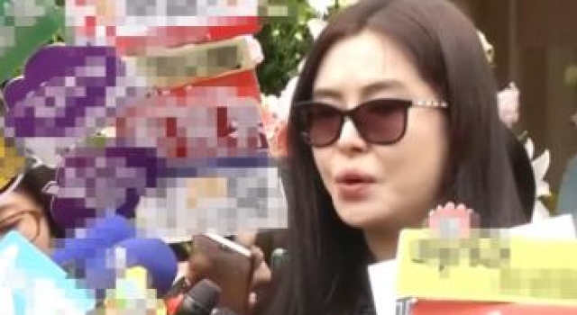 55岁王祖贤被传出家，面对镜头哽咽落泪，退圈16年仍孤身一人