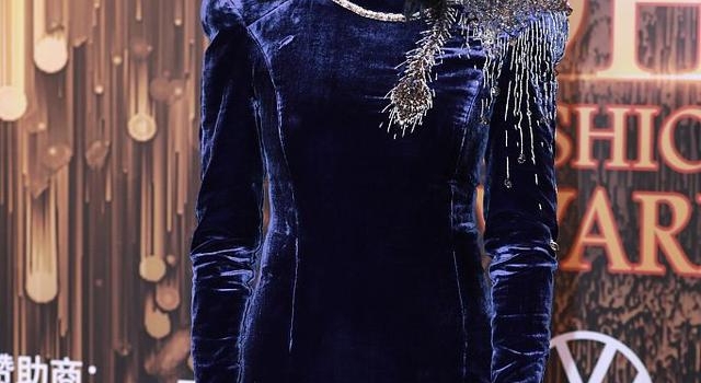 搜狐盛典黄圣依星光裙超闪 姚晨变蓝丝绒女王钟丽缇依偎老公美炸