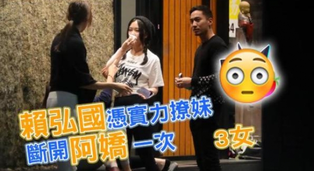 阿娇前夫当街与仨美女热聊，眼含笑意显暧昧，离婚后变潇洒单身汉