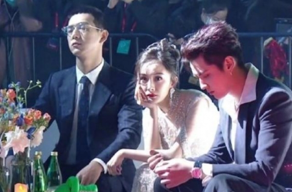 杨幂被指冷落赵丽颖？同座全程无交流，与吴亦凡打闹后又偷瞄对方