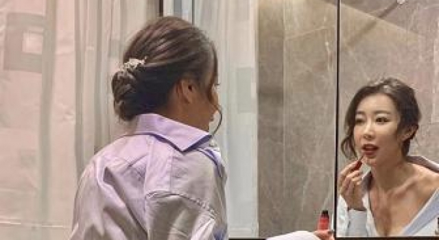 30岁港姐陈婉衡大玩下衣失踪！穿大码男士衬衫，事业线若隐若现