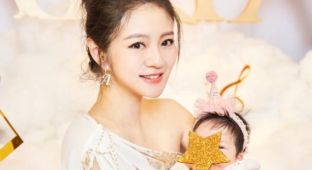 安以轩回应老公缺席女儿满月宴，受疫情影响，而非感情不和