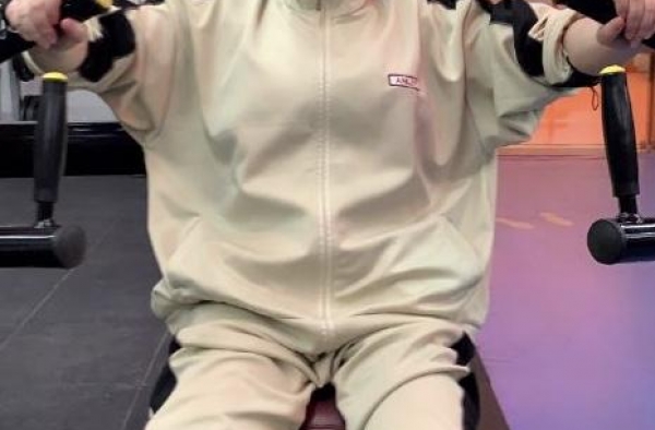 李心艾晒健身照，减肥成果显著，曾胖到135斤让人不敢认