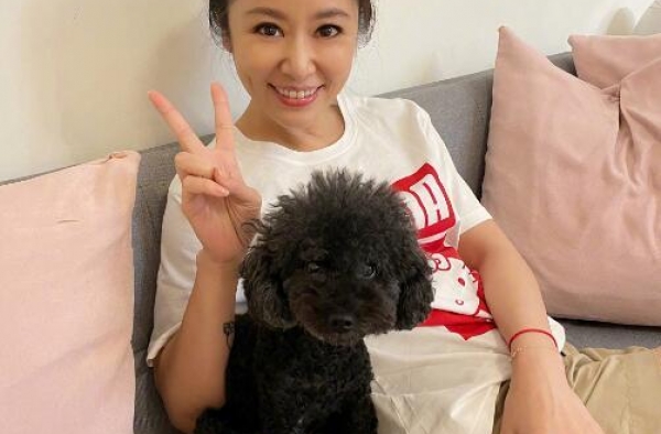 44岁林心如近照，P图太猛像网红，网友说她下巴都歪了
