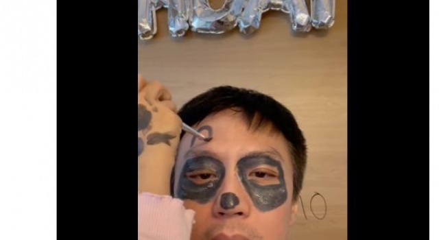 邓超成工具人！脸被儿女当画布赞孩子童年美好，老父亲表情太好笑