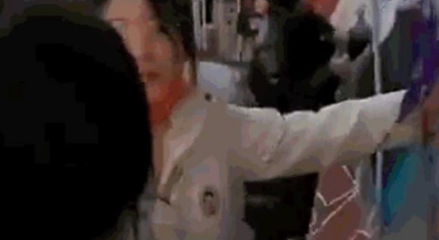 李现吴亦凡粉丝场馆外掐架，拎金属管吓人，正主同坐一桌谈笑风生