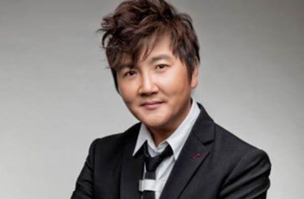 歌坛地位不输汪峰，抛妻弃子一手好牌打稀烂，如今51岁怎样了？