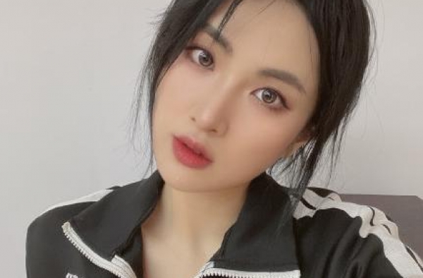 华为二公主要入圈？被嘲脸僵跳舞太机械，疑和陈飞宇签约同一公司