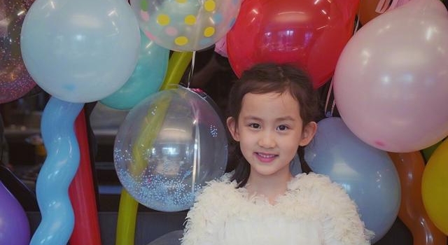 黄磊女儿生日现场曝光，多多浓妆穿吊带抢镜，14岁身高超过成人
