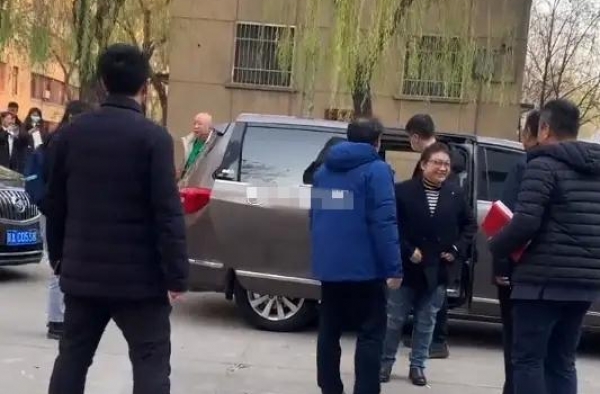 49岁韩红近照曝光，低调现身活动，身材暴瘦引人担忧