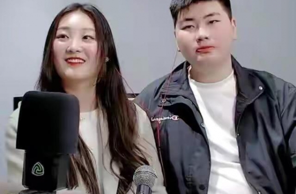 大衣哥儿媳妇带母亲湖边尬舞，全家借公公名气，都做直播当网红？