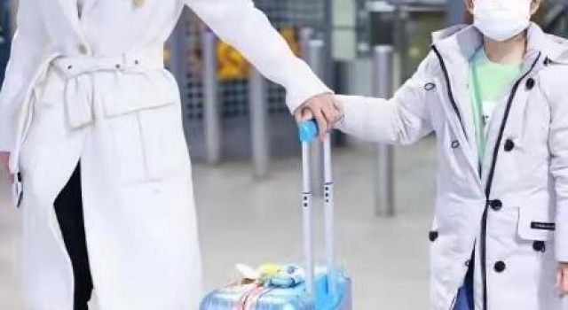 黄奕罕见带女儿走机场！穿大衣气色好素颜也不惧，女儿变漂亮好多