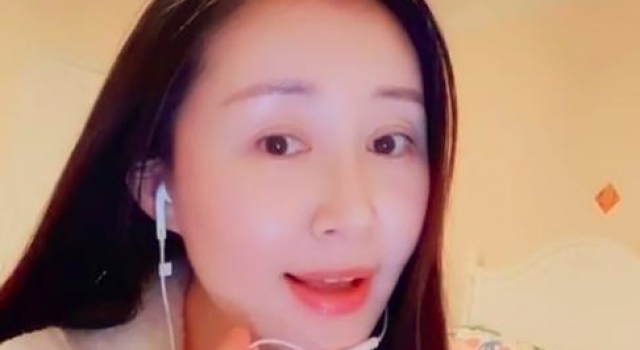 舒畅近照僵硬不自然，脸部被嘲硅胶感，出道28年如今无戏可拍