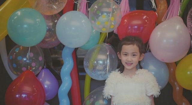 黄磊二女儿7岁生日照曝光！穿白裙扎辫子稳赢多多，首拍大片惊艳