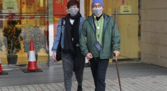 71岁刘松仁被拍拄拐出行，疑似中风后留下后遗症？