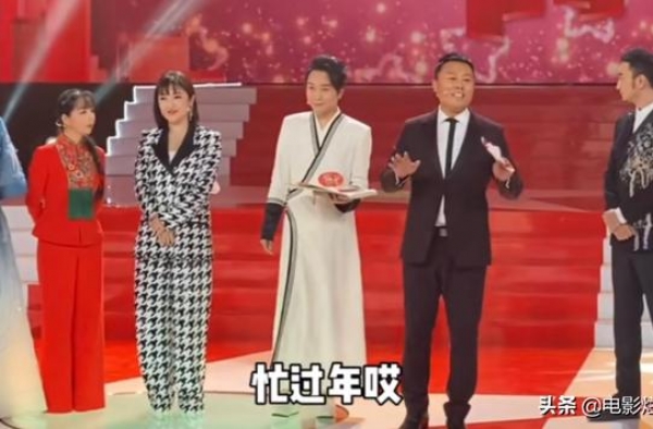 李玉刚独自在家玩无聊游戏，遭围观嘲讽：在谐星道路上越走越远