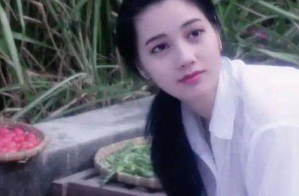 49岁著名女星没落为服务员：家长不知道提醒，会让孩子跌大跟头