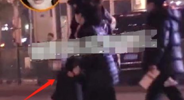 黄晓明3岁儿子近照曝光！被baby带着逛街，两保姆跟随排场大