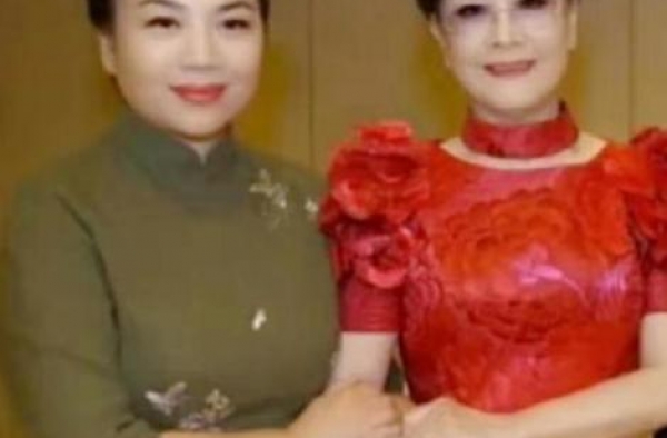76岁李谷一工作近照曝光，腰身不见一丝赘肉，穿紧身裙气场太强