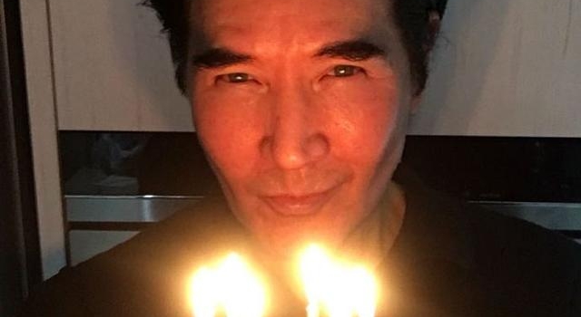 费翔60大寿场面曝光！手捧蛋糕独自一人显凄凉，坦言不适合结婚