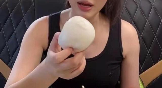 徐冬冬一口生吞馒头，穿背心意外露出疤痕，受伤原因令人心疼