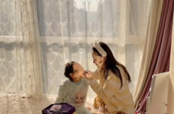 李小璐晒陪女儿演出过程，力证好妈妈人设？离婚1年仍被喊话复合