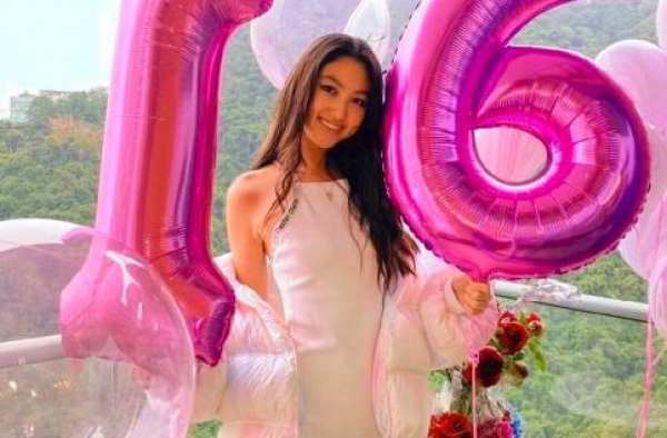 任达华16岁女儿近照成熟！身穿吊带包臀裙显性感，展现纤细长腿
