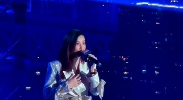 张柏芝现身商演发福明显，小肚隆起疑怀孕？唱歌跑调被指不敬业