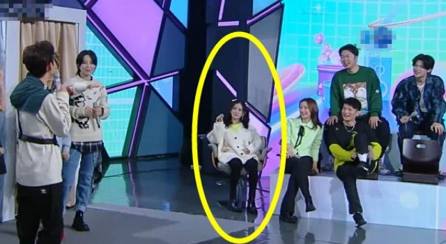 小腹突出坐孕妇椅，谢娜怀孕实锤？双胞胎女儿曾被疑是试管婴儿