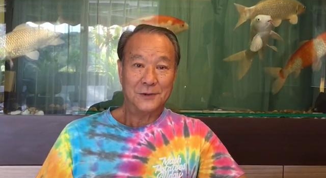 影帝李修贤烟瘾大，68岁牙齿稀疏发黑像90岁，混血外孙颜值高