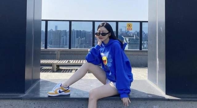 潘玮柏娇妻宣云晒男友视角美照，长腿婚戒抢眼，夸老公穿什么都帅