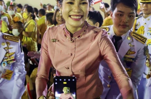 诗丽吉太后竟有蚂蚁腰！裹紫色蕾丝衣扮少女，同框诗琳通公主稳赢
