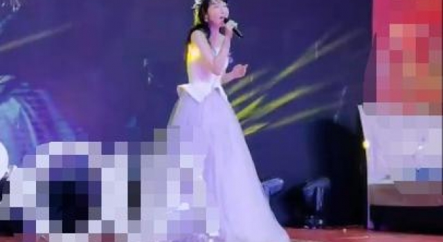 萨顶顶商演场地简陋，零下20度穿抹胸裙，露大白膀子冻到走音