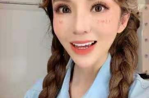47岁朱迅下巴太尖，混血感撞脸baby，眉毛却拉低颜值