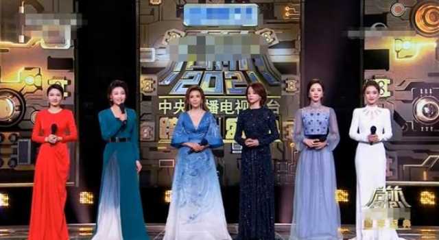 李梓萌跨年换发型认不出，妆容翻车被嘲土，与李思思同框对比惨烈
