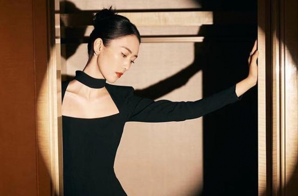童瑶挽发露锁骨优雅似“黑天鹅”聚光灯下尽情展现成熟魅力