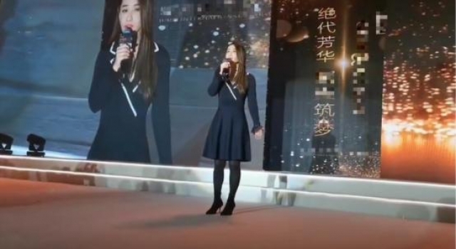 46岁陈德容跑商演丝袜惹眼，小腿粗壮身材五五分，被嘲太缺钱