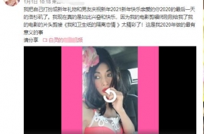 59岁白灵蕾丝内衣外穿，拖把发型配大芙蓉花，曾同时和多人恋爱