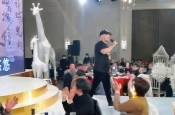 58岁谢东跑商演养家，默认是侯宝林私生子？同框侯耀华长得太像