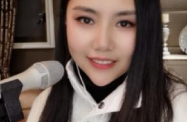 超女纪敏佳豪宅内直播，脸部变形像锥子，差距大到认不出