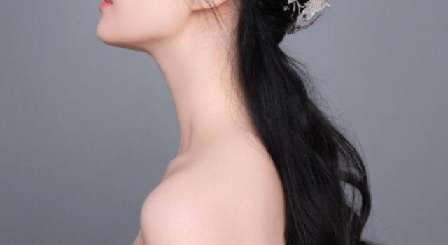 刘亦菲罕见秀上围，戴1113万天价皇冠出镜，侧面瘦成纸片人