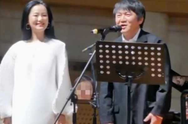 50岁咏梅与老公罕同框，相恋26年不要孩子，现在演妈妈成影后