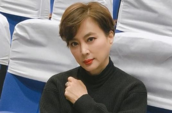 58岁李玲玉晒照，面容饱满无皱纹，两婚均离至今一人带混血儿子