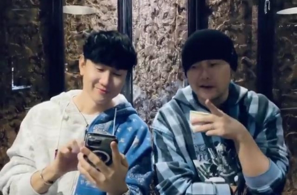周杰伦与林俊杰同框吃火锅，胖到下巴脖子连成一体，网友认不出