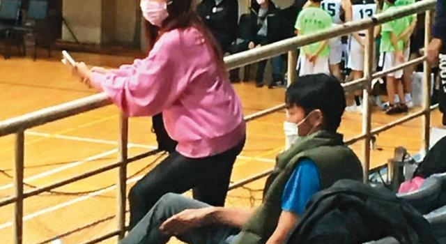 陶晶莹为女公开发飙，从小当男孩养邻居都搞错，花千万送女出国