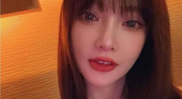 39岁李小璐与闺蜜聚会，嘟嘴卖萌，不料脸僵硬似蜡像